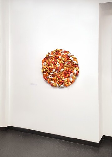 Kois II,  2019, Papier, Aludibond, Durchmesser 90 cm (Foto: Margarete Schrüfer)